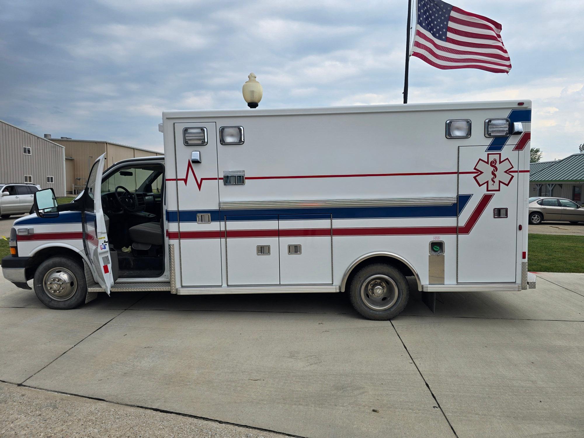 2008 LifeLine Chevrolet Type III Ambulance - image 2