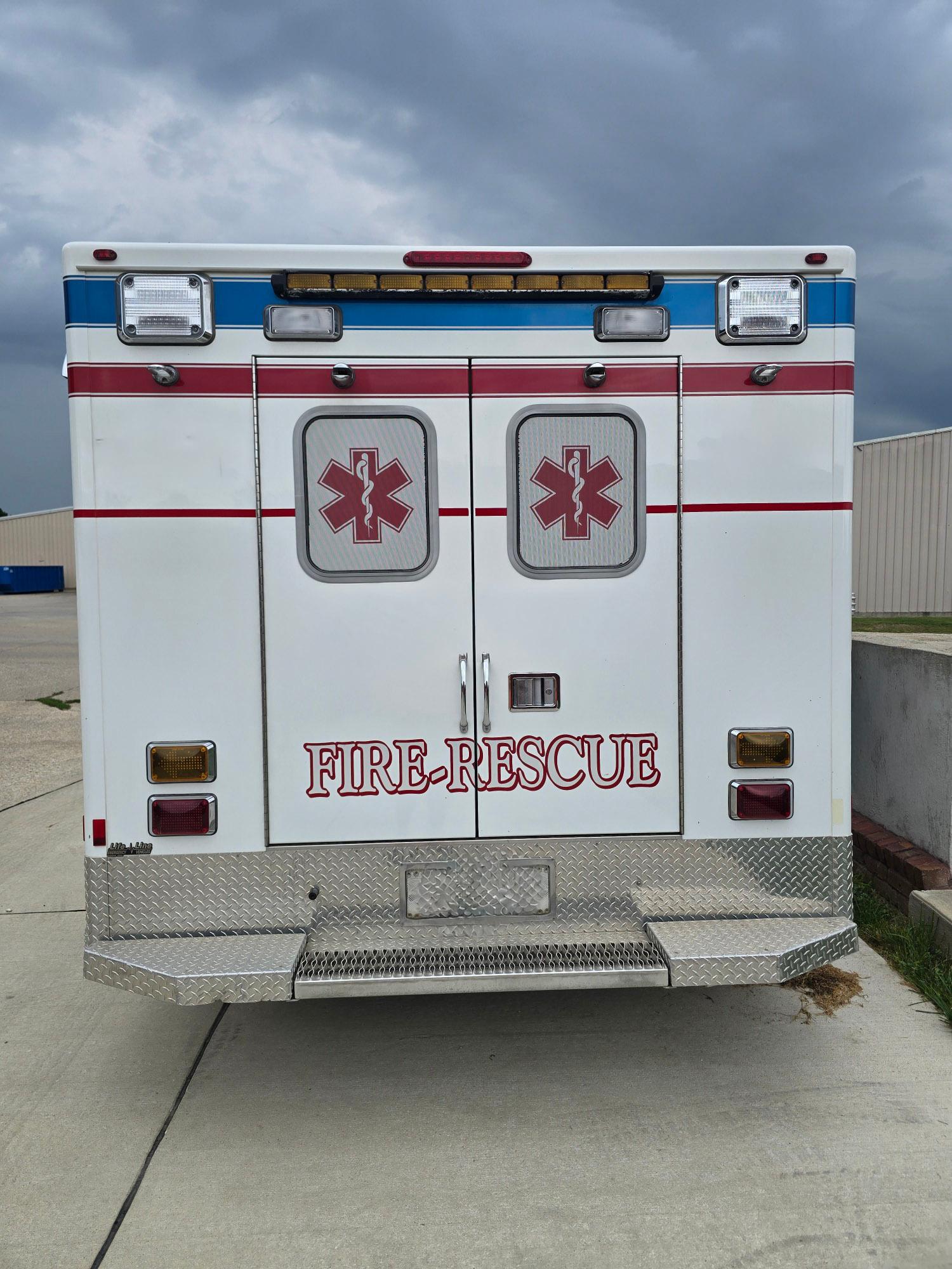 2008 LifeLine Chevrolet Type III Ambulance - image 3