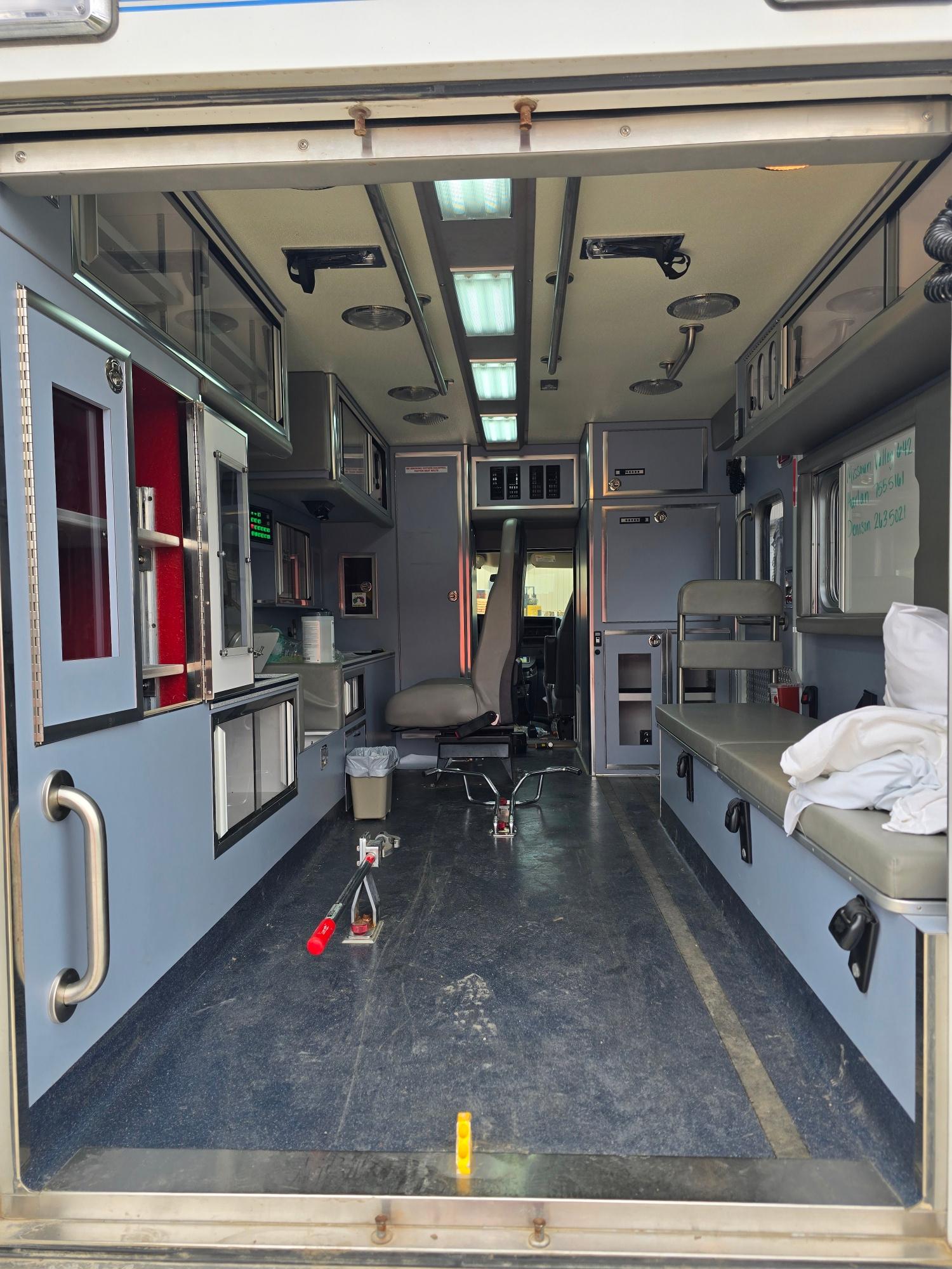 2008 LifeLine Chevrolet Type III Ambulance - image 9