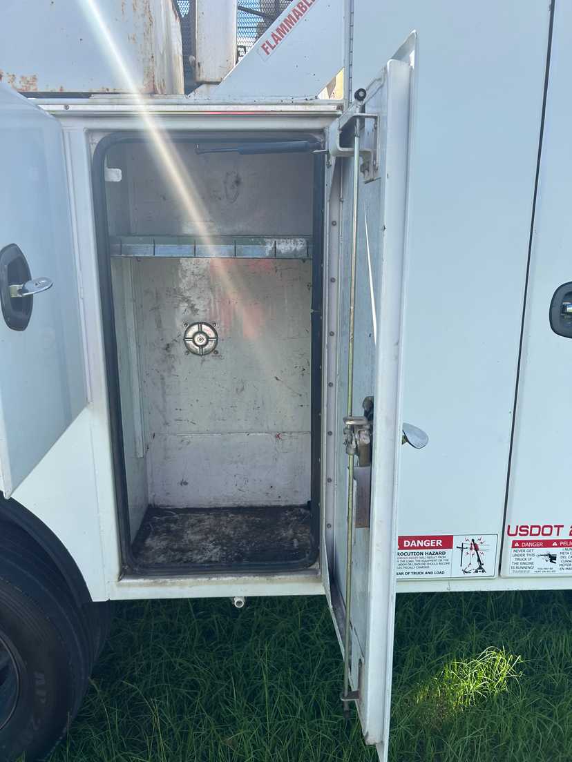 2012 Ford F-550 Service Truck — photo 6