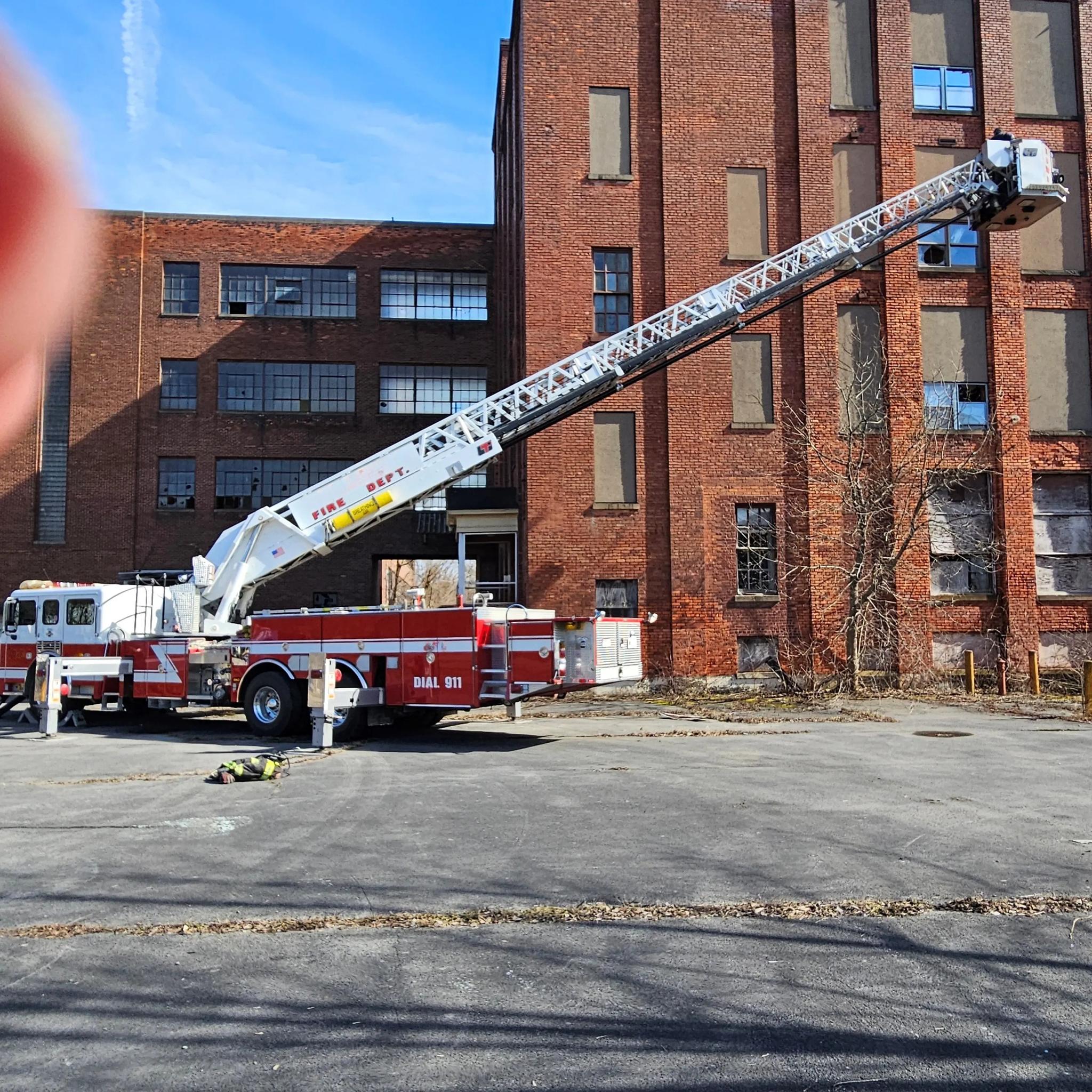 2002 American LaFrance LT93 93' Aerial - image 2