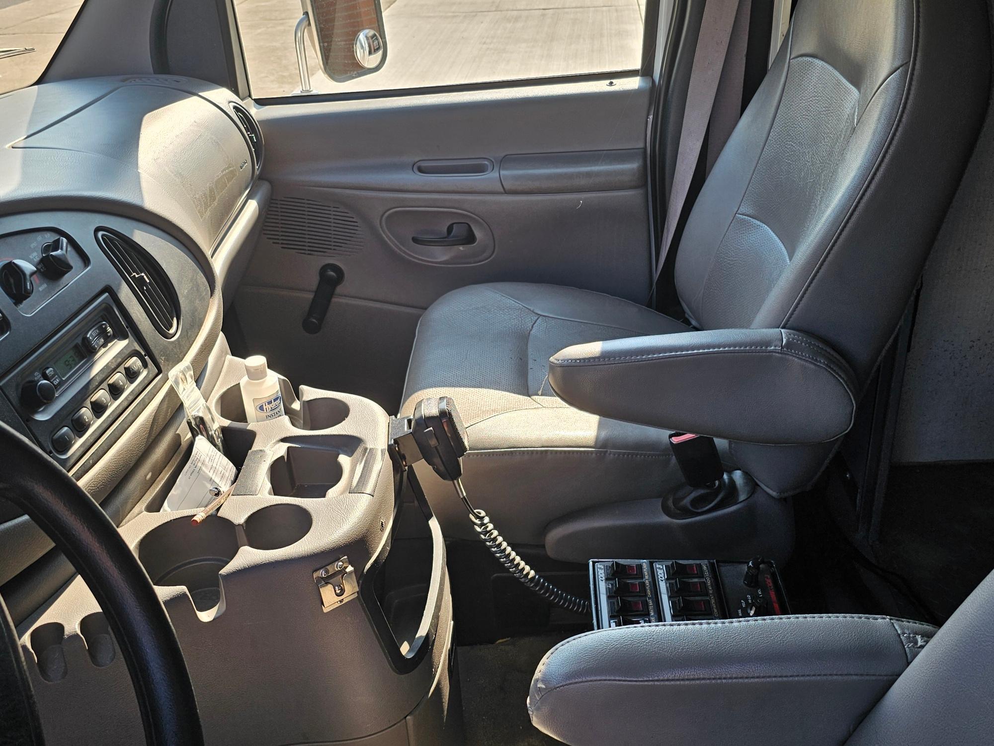 2001 Ford F450 Equipment Truck - image 12