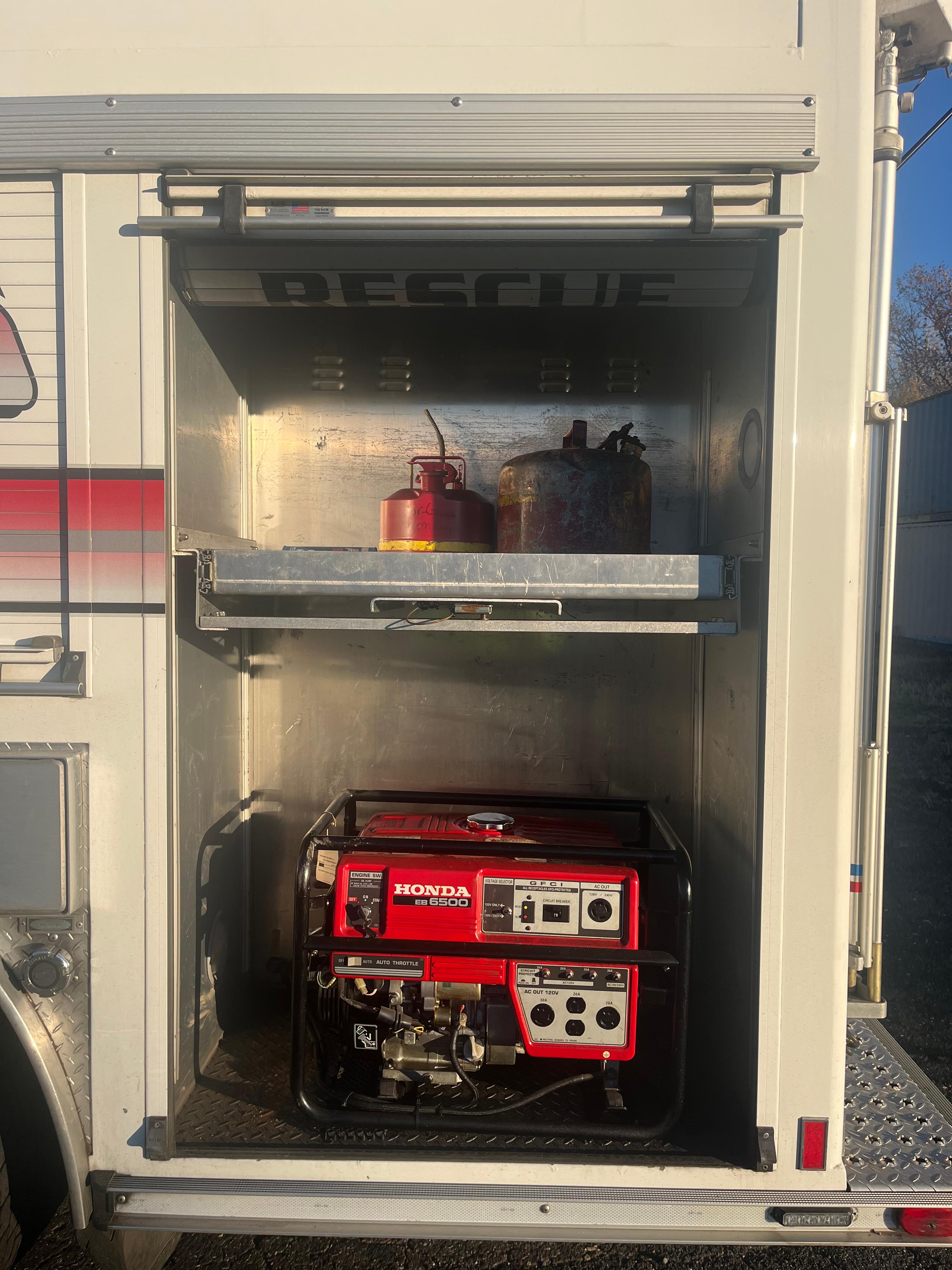2002 E-One Spartan Heavy Rescue - image 9