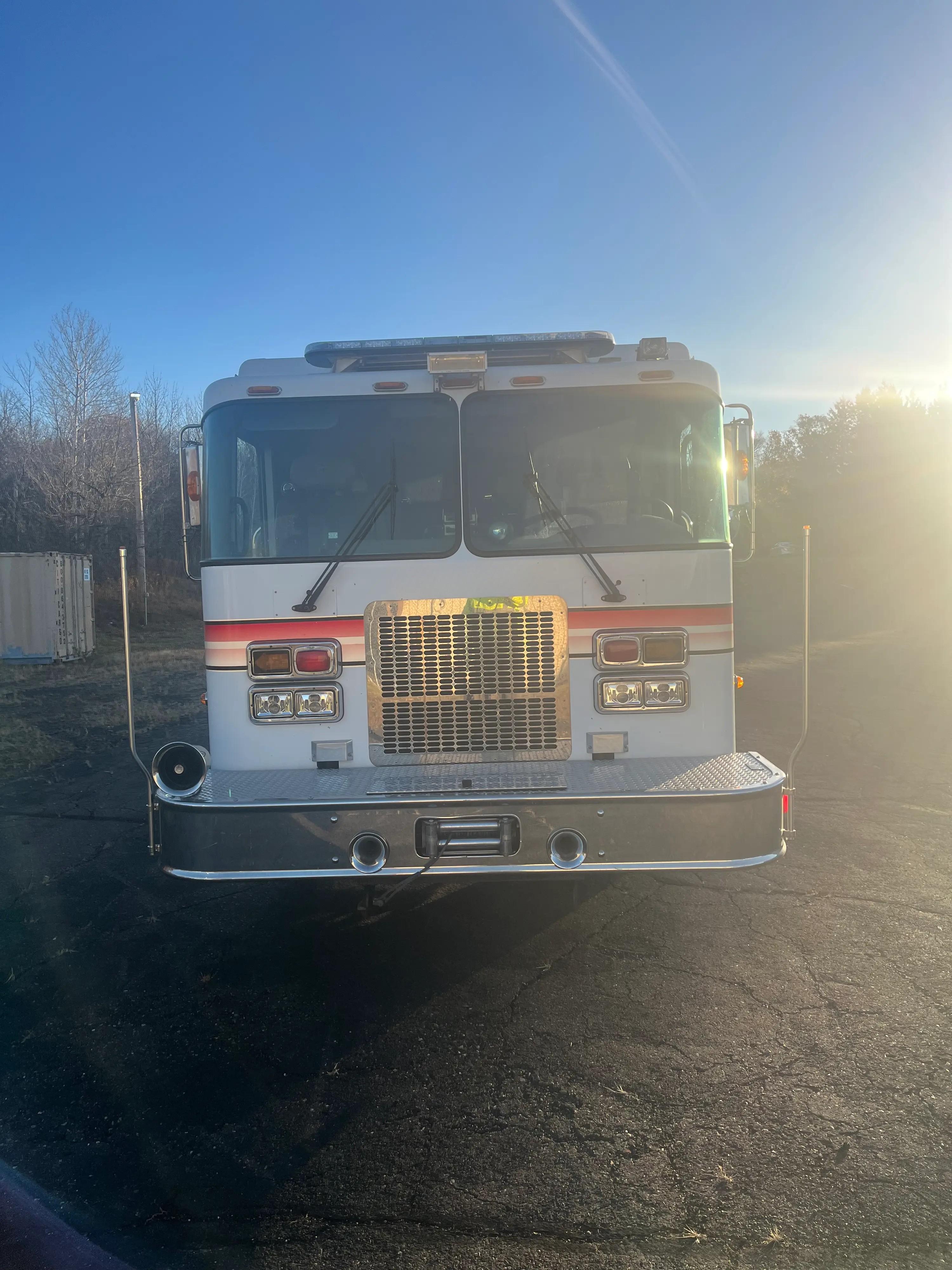2002 E-One Spartan Heavy Rescue - image 2