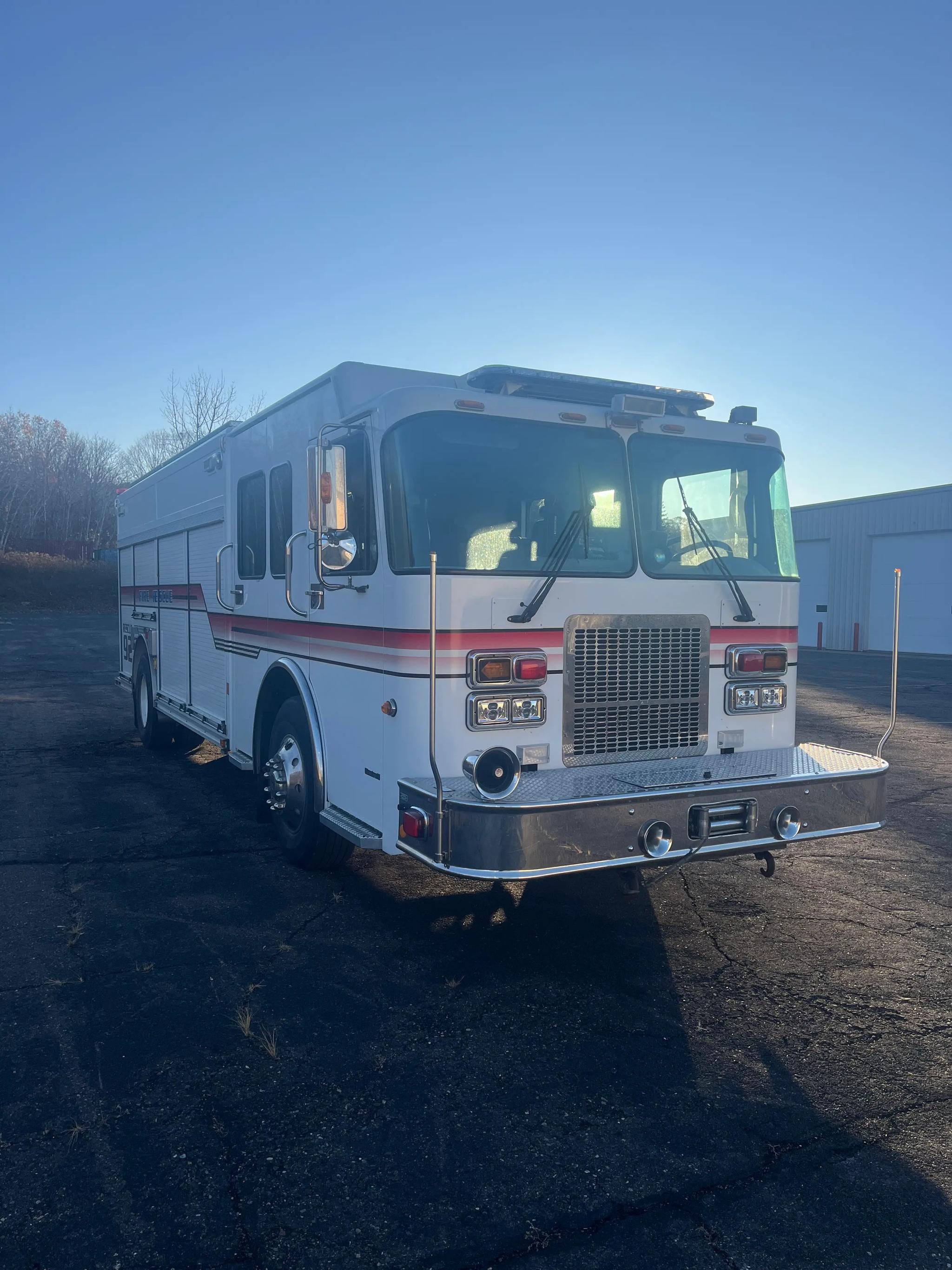 2002 E-One Spartan Heavy Rescue - image 3