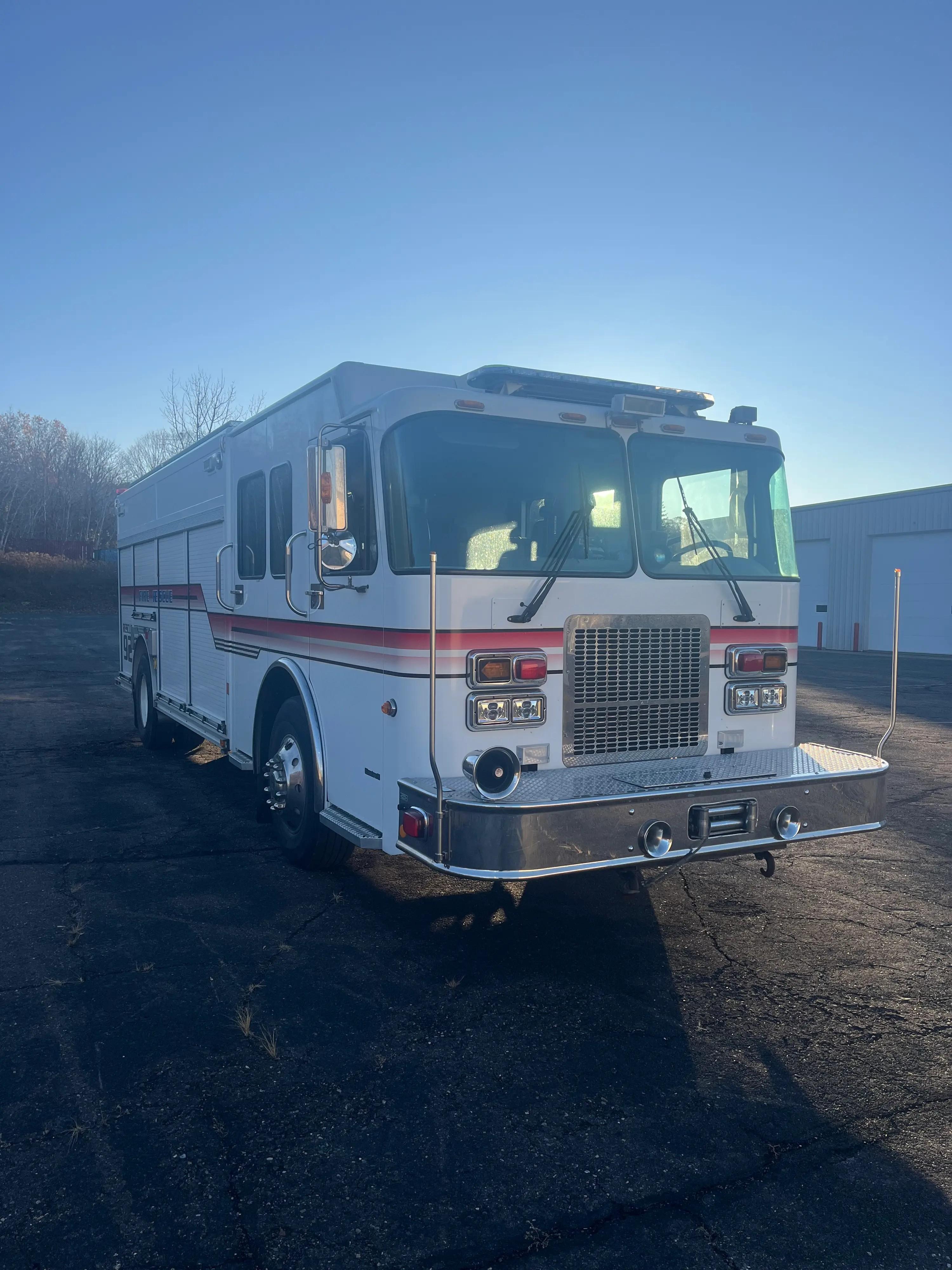 2002 E-One Spartan Heavy Rescue - image 3