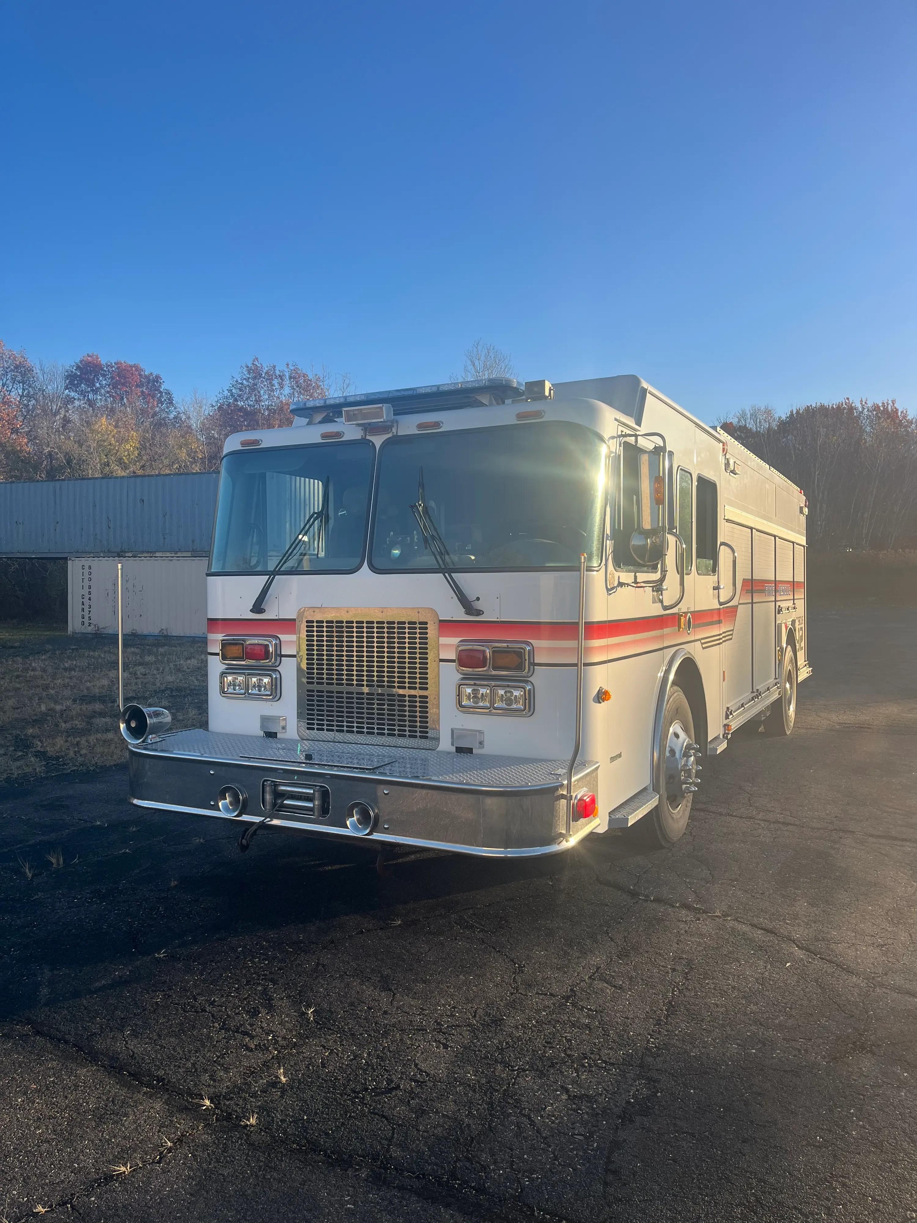 2002 E-One Spartan Heavy Rescue - image 1