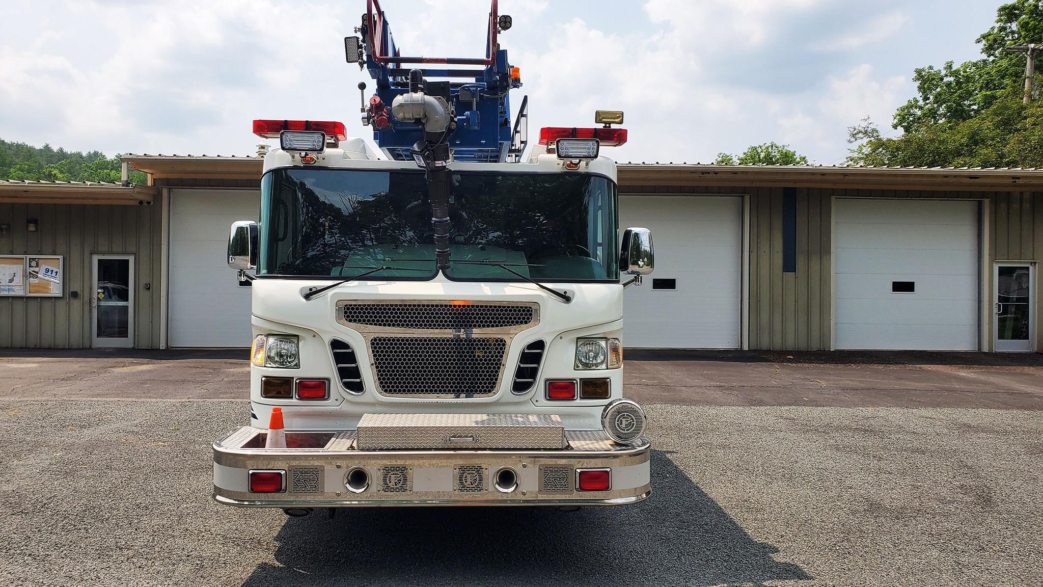 2009 Spartan Rosenbauer 75' Quint - image 2