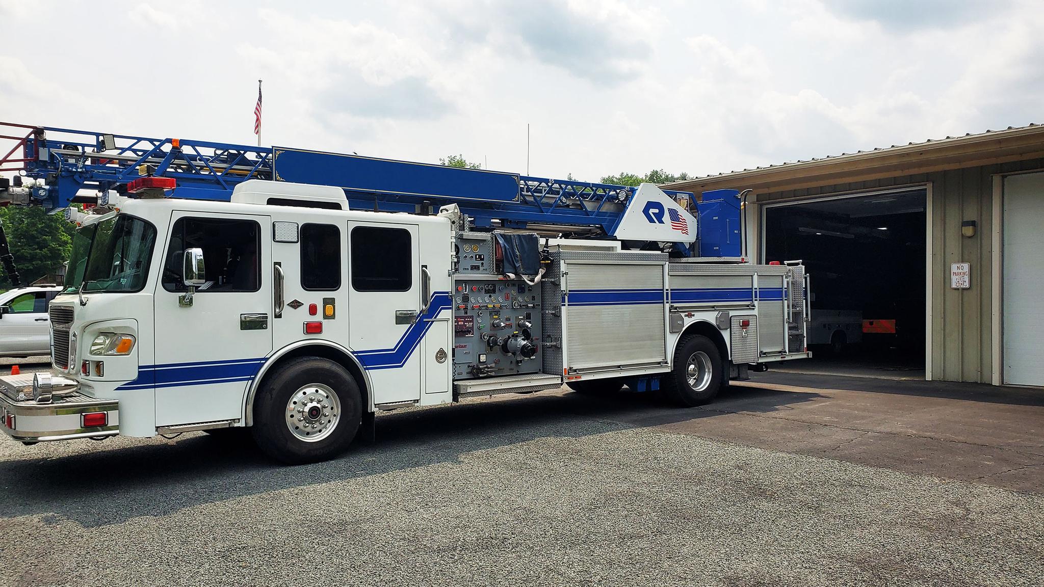 2009 Spartan Rosenbauer 75' Quint - image 3