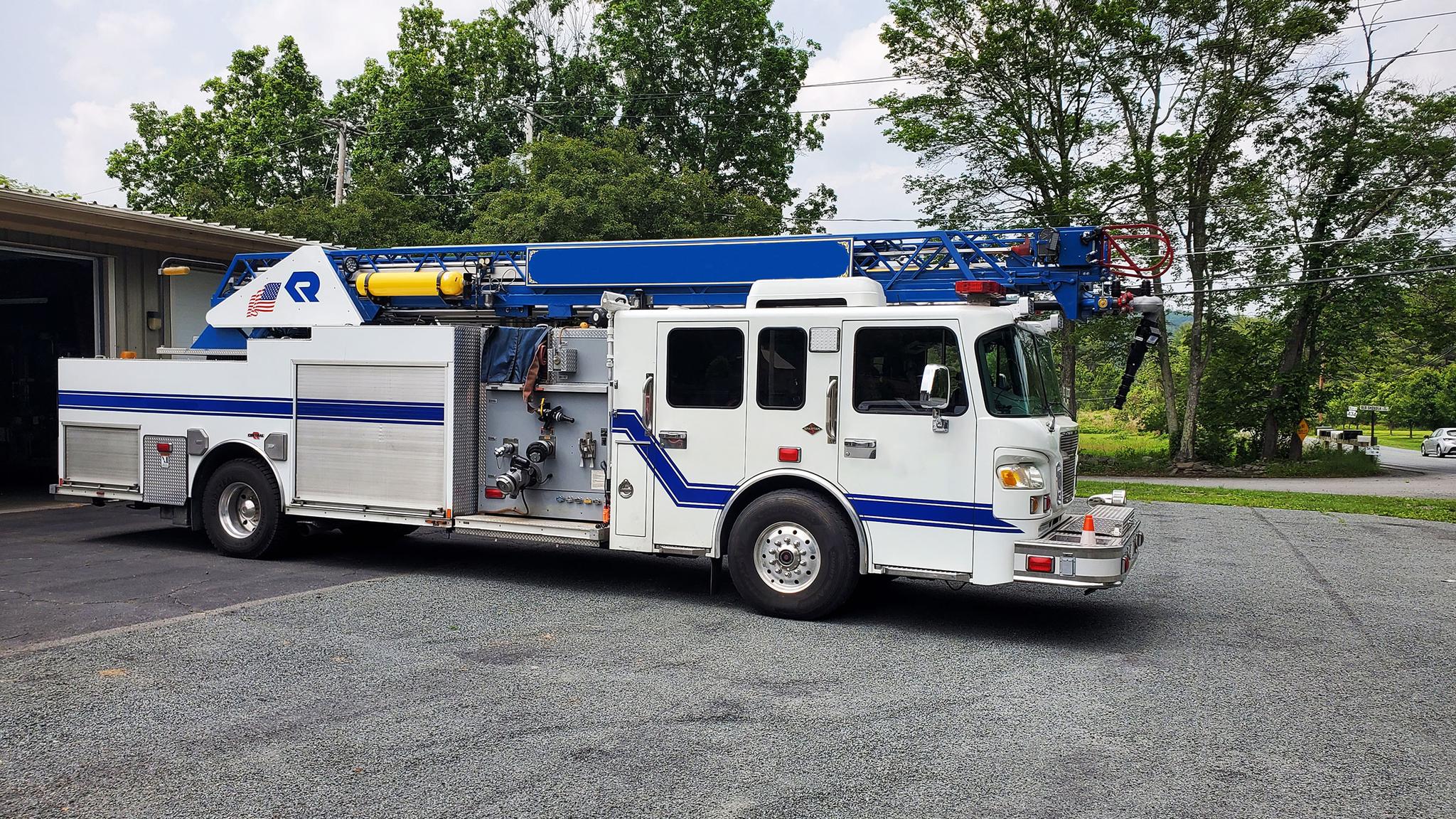 2009 Spartan Rosenbauer 75' Quint - image 1