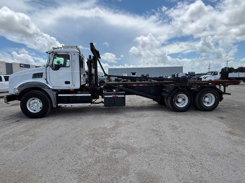 2008 Mack Granite Roll Off — photo 2
