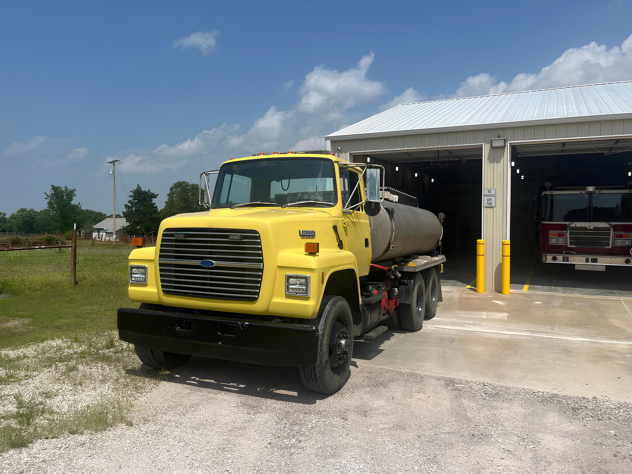 1992 Ford L8000 Tanker - image 2