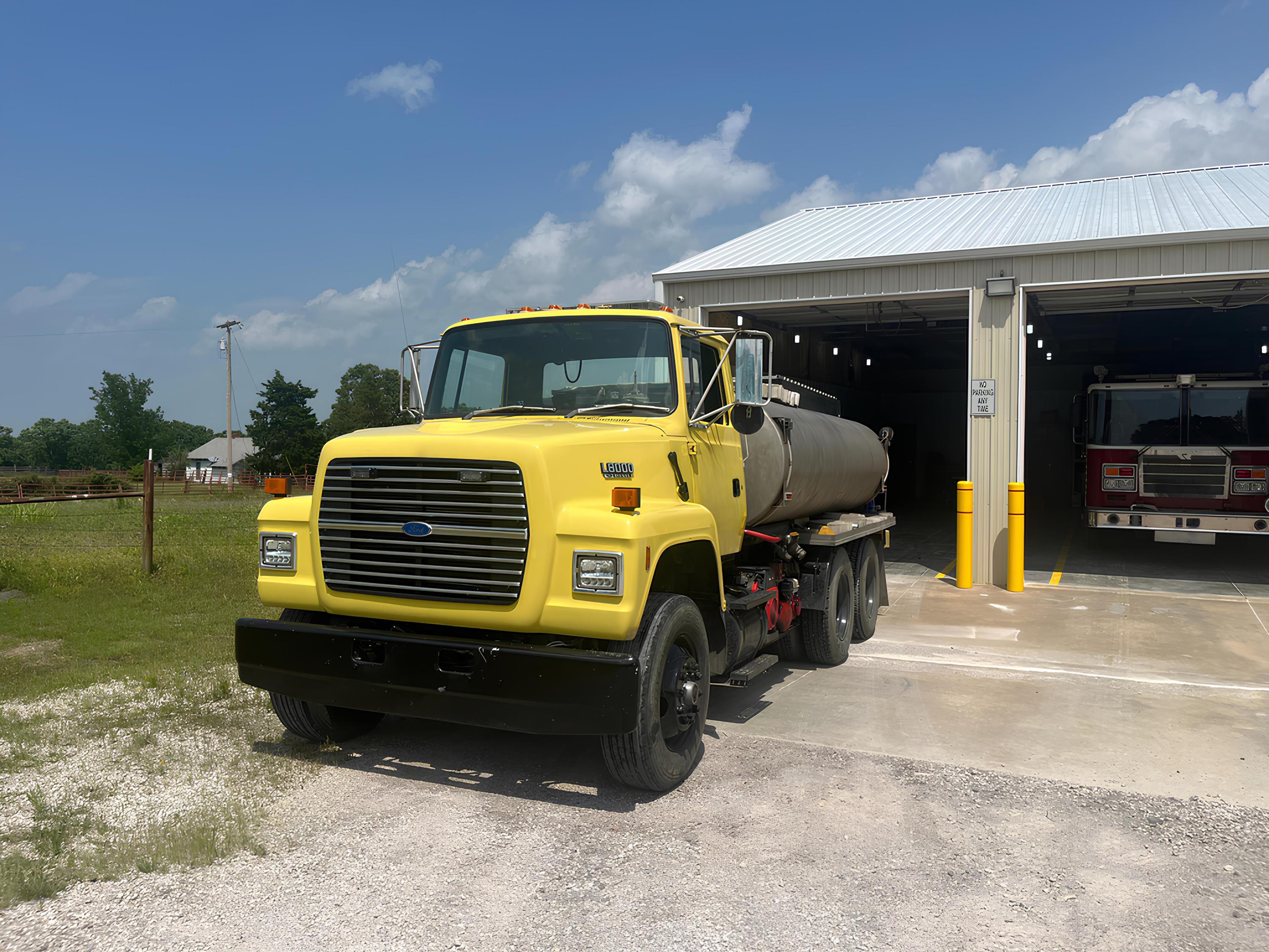 1992 Ford L8000 Tanker - image 2