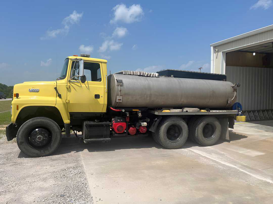 1992 Ford L8000 Tanker