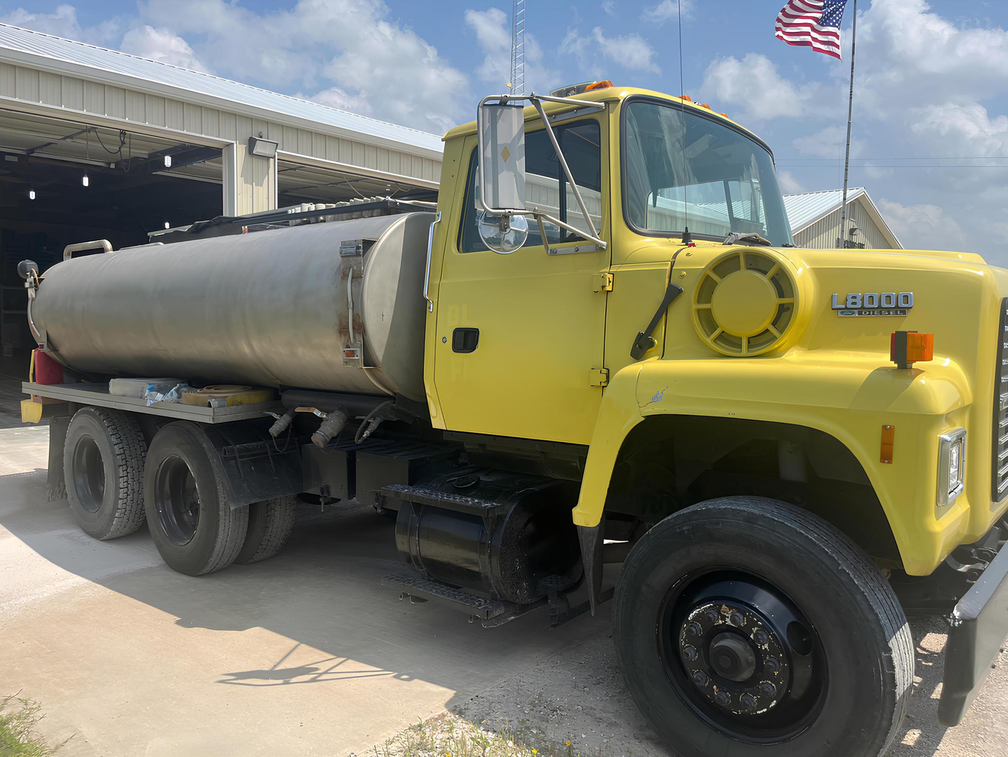 1992 Ford L8000 Tanker - image 3