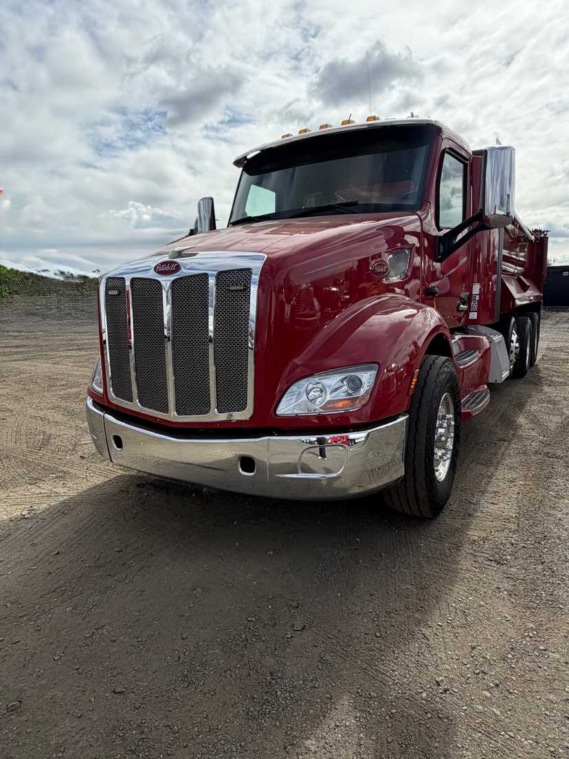 2022 Peterbilt 579 Dump Truck — photo 2