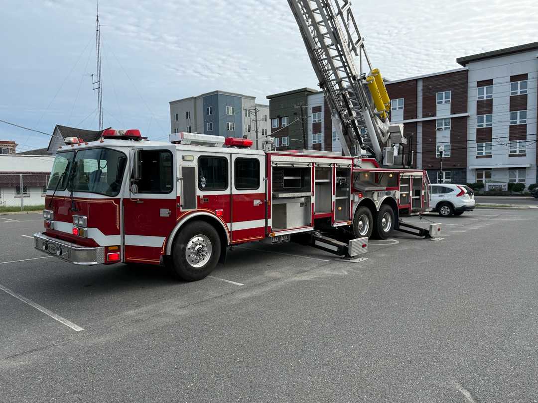 2004 E-One Platform 95' Platform