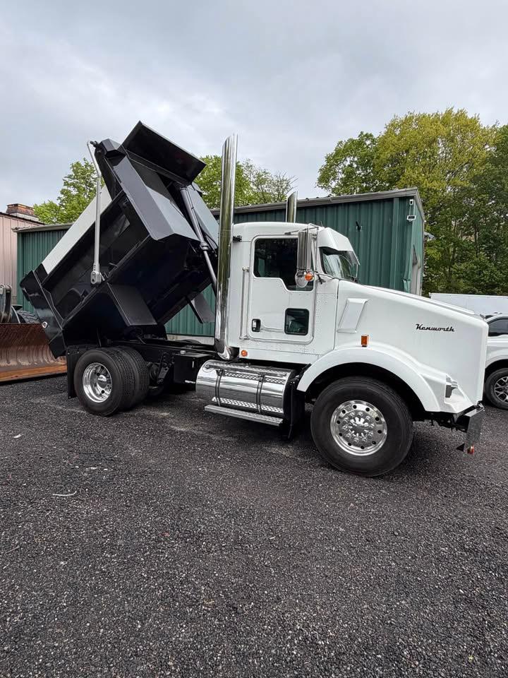 2005 Kenworth T800 Dump Truck - image 1