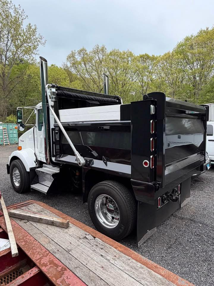 2005 Kenworth T800 Dump Truck - image 3