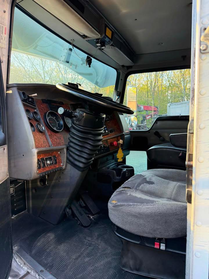 2005 Kenworth T800 Dump Truck - image 10