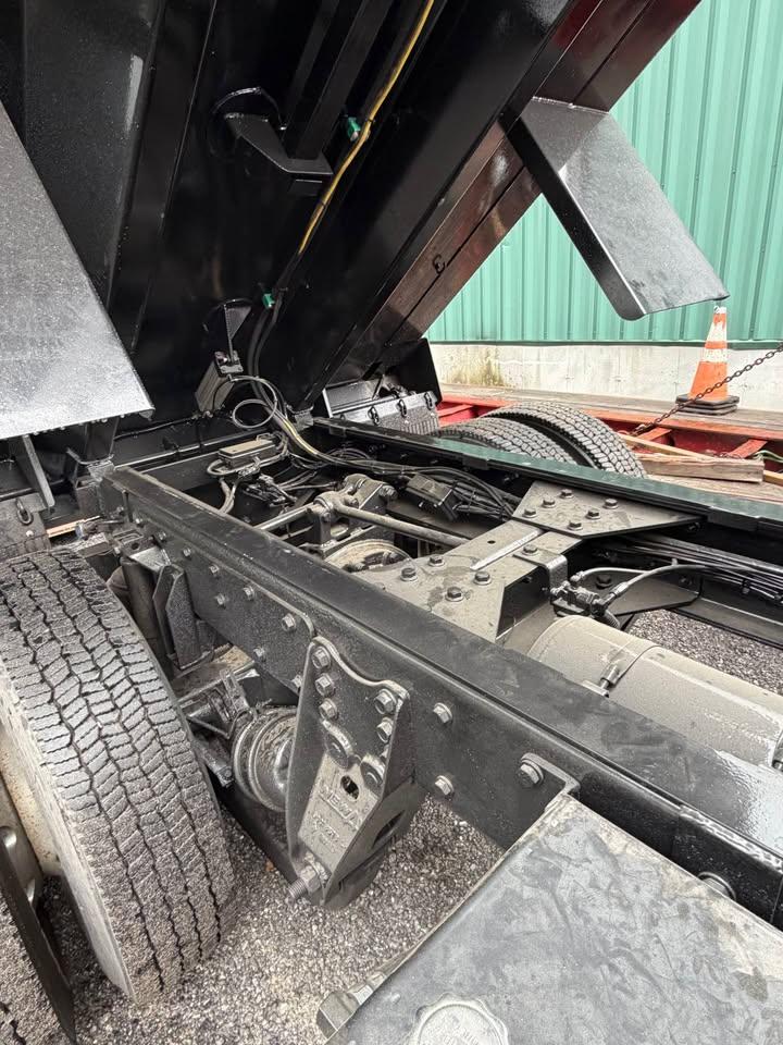 2005 Kenworth T800 Dump Truck - image 6