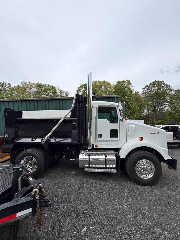 2005 Kenworth T800 Dump Truck - image 2