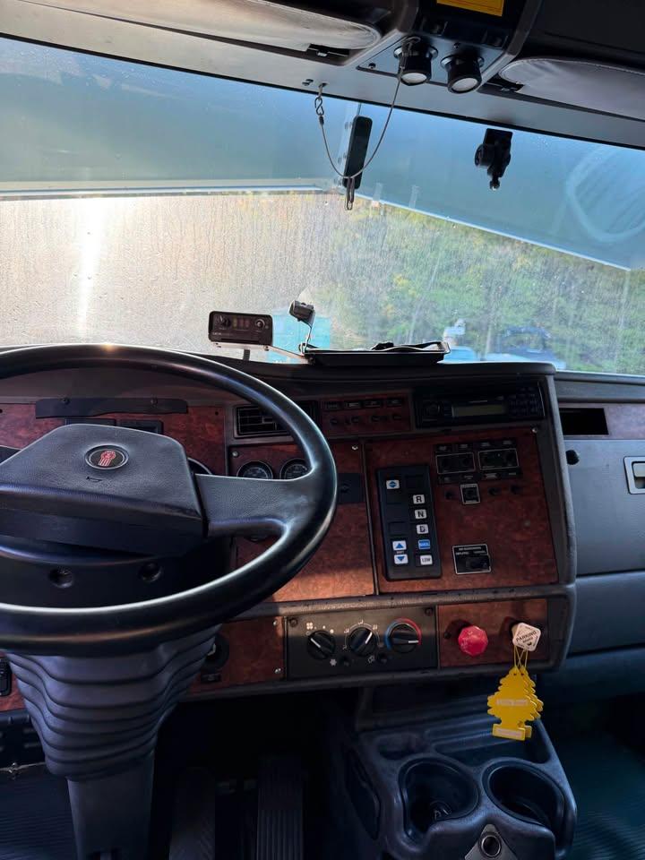 2005 Kenworth T800 Dump Truck - image 12