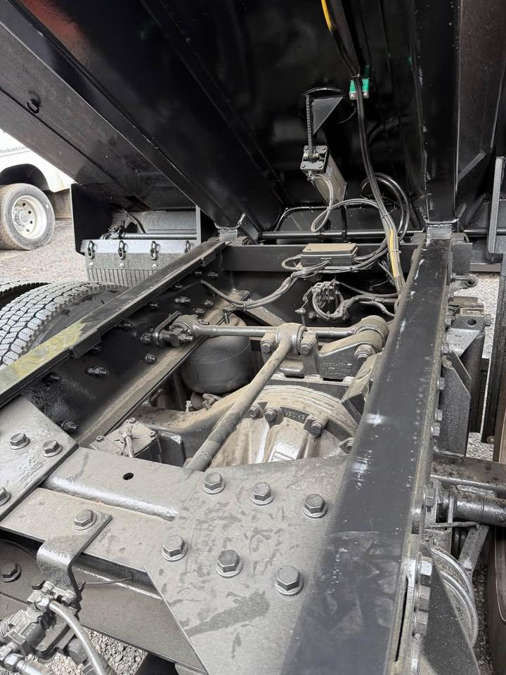 2005 Kenworth T800 Dump Truck - image 9