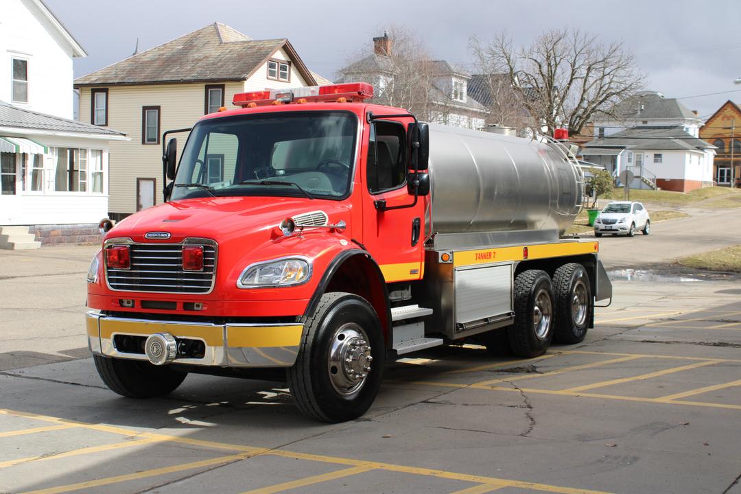 2004 Freightliner 3000 Gallon Tender 