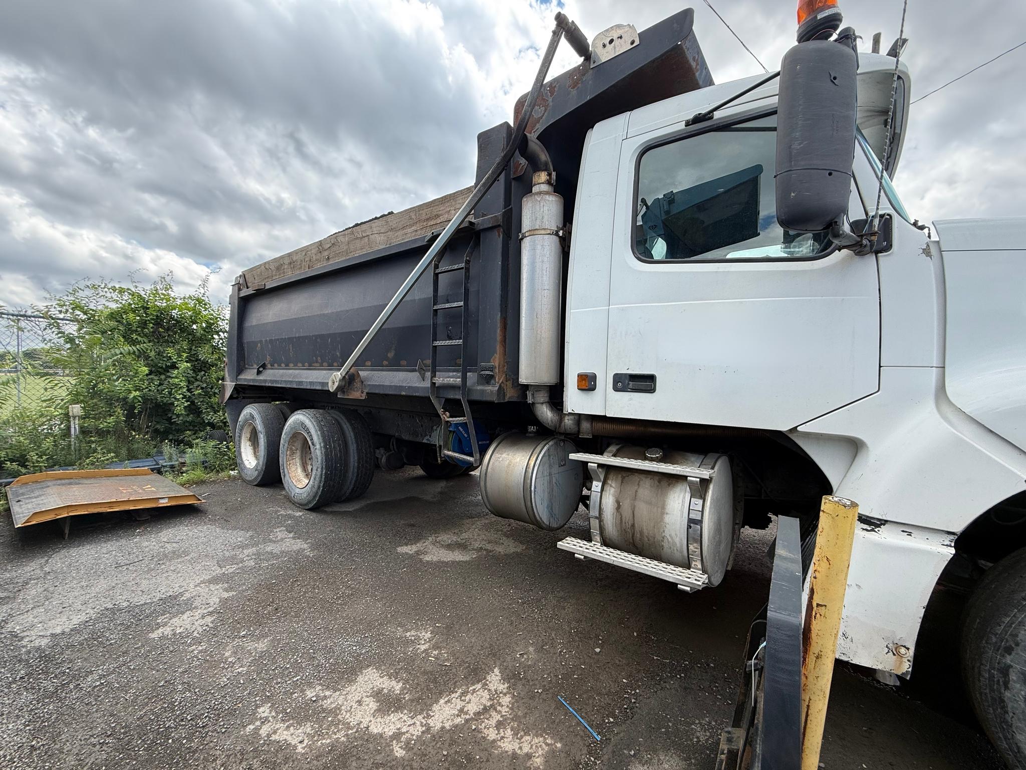 2002 Volvo Dump Truck - image 4