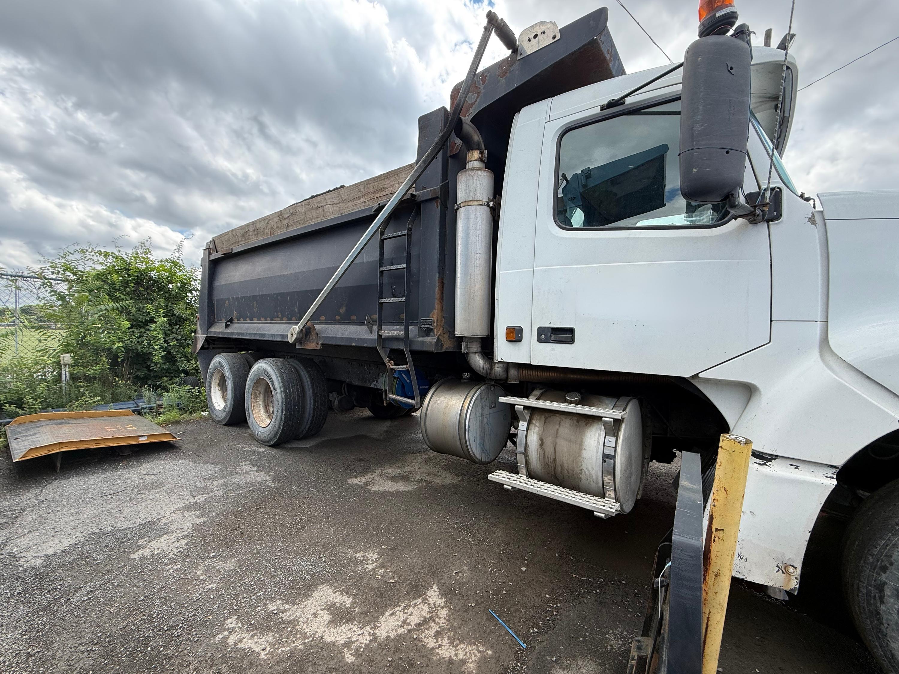 2002 Volvo Dump Truck - image 4