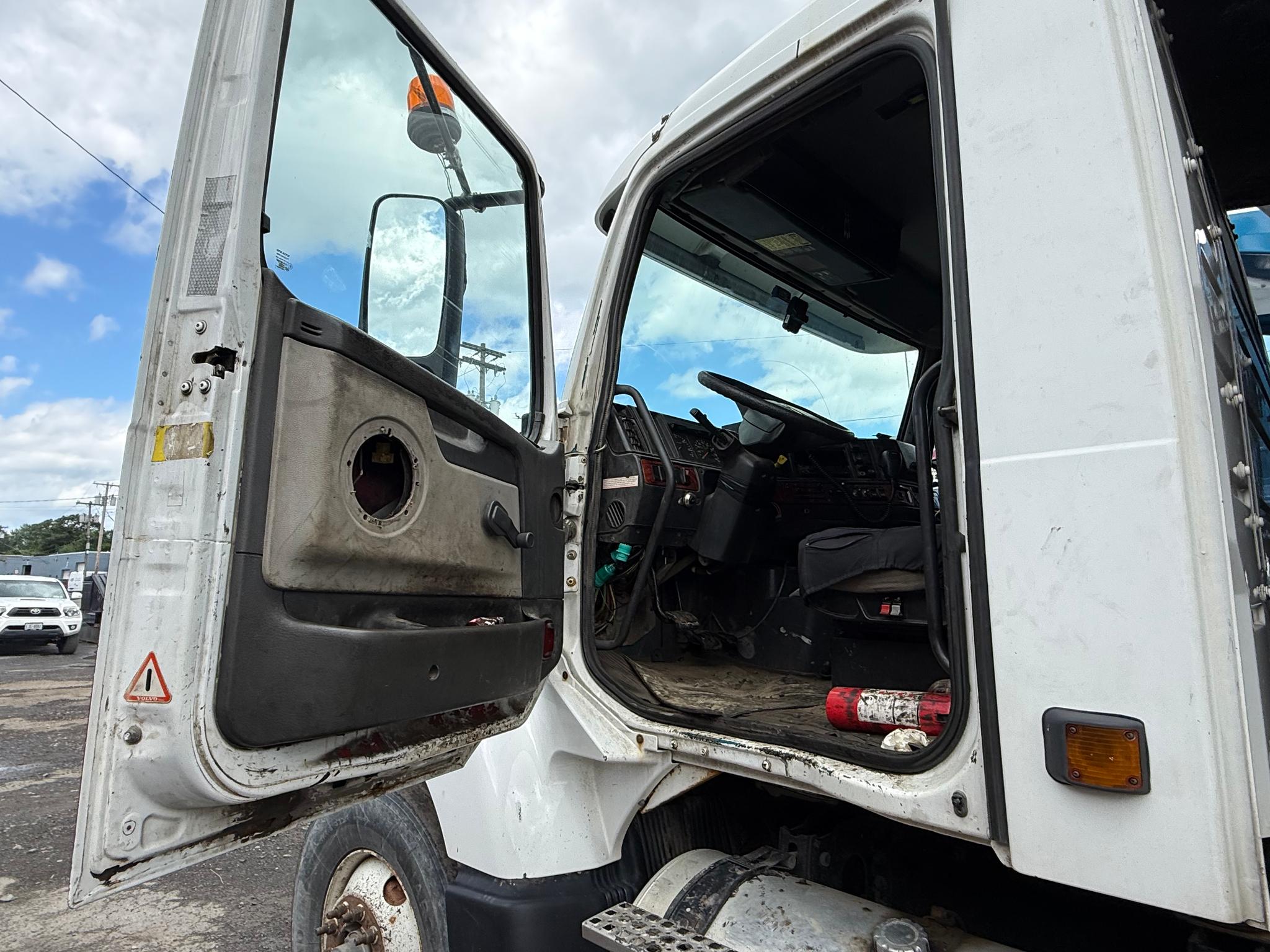 2002 Volvo Dump Truck - image 5