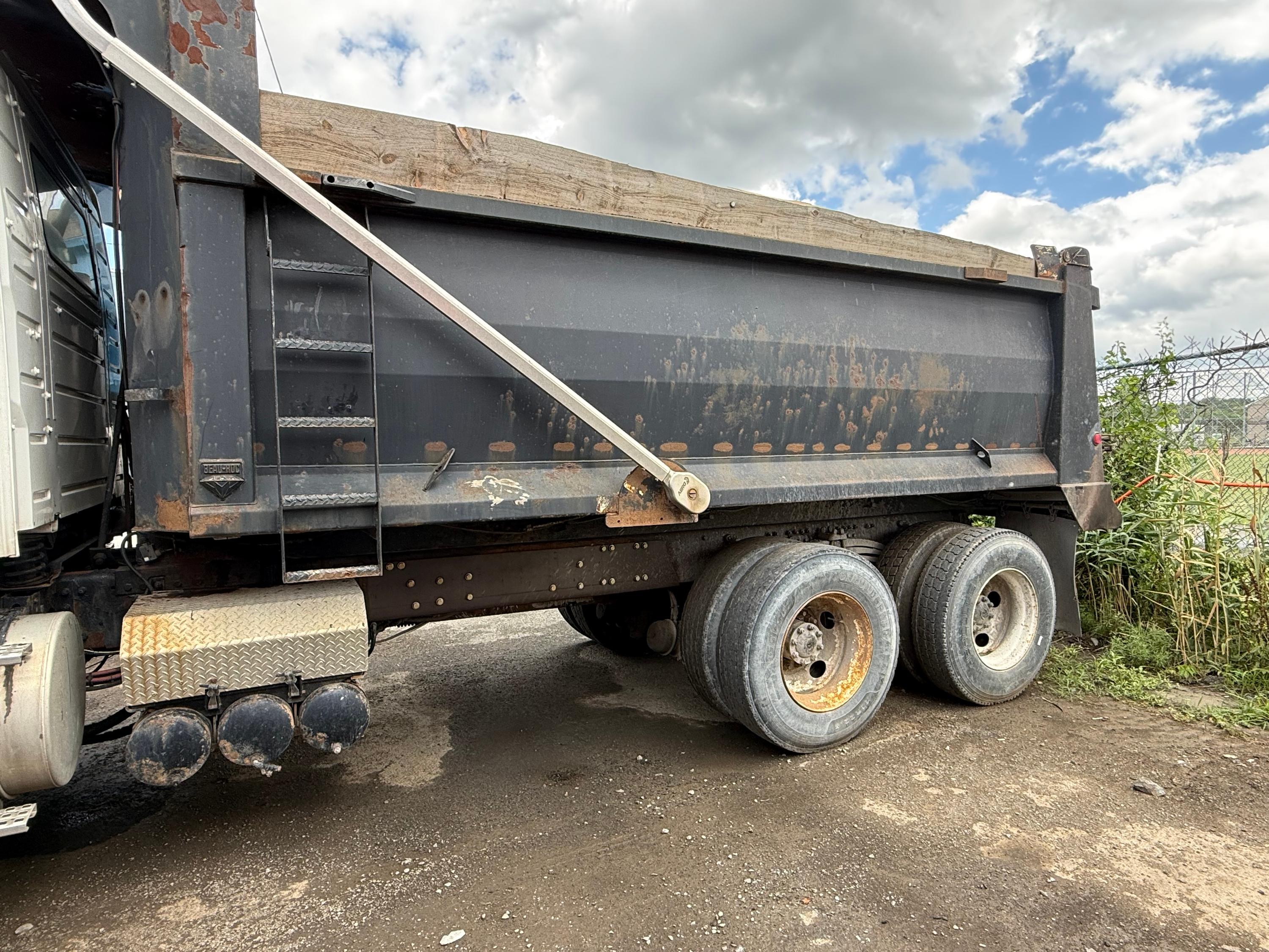 2002 Volvo Dump Truck - image 3