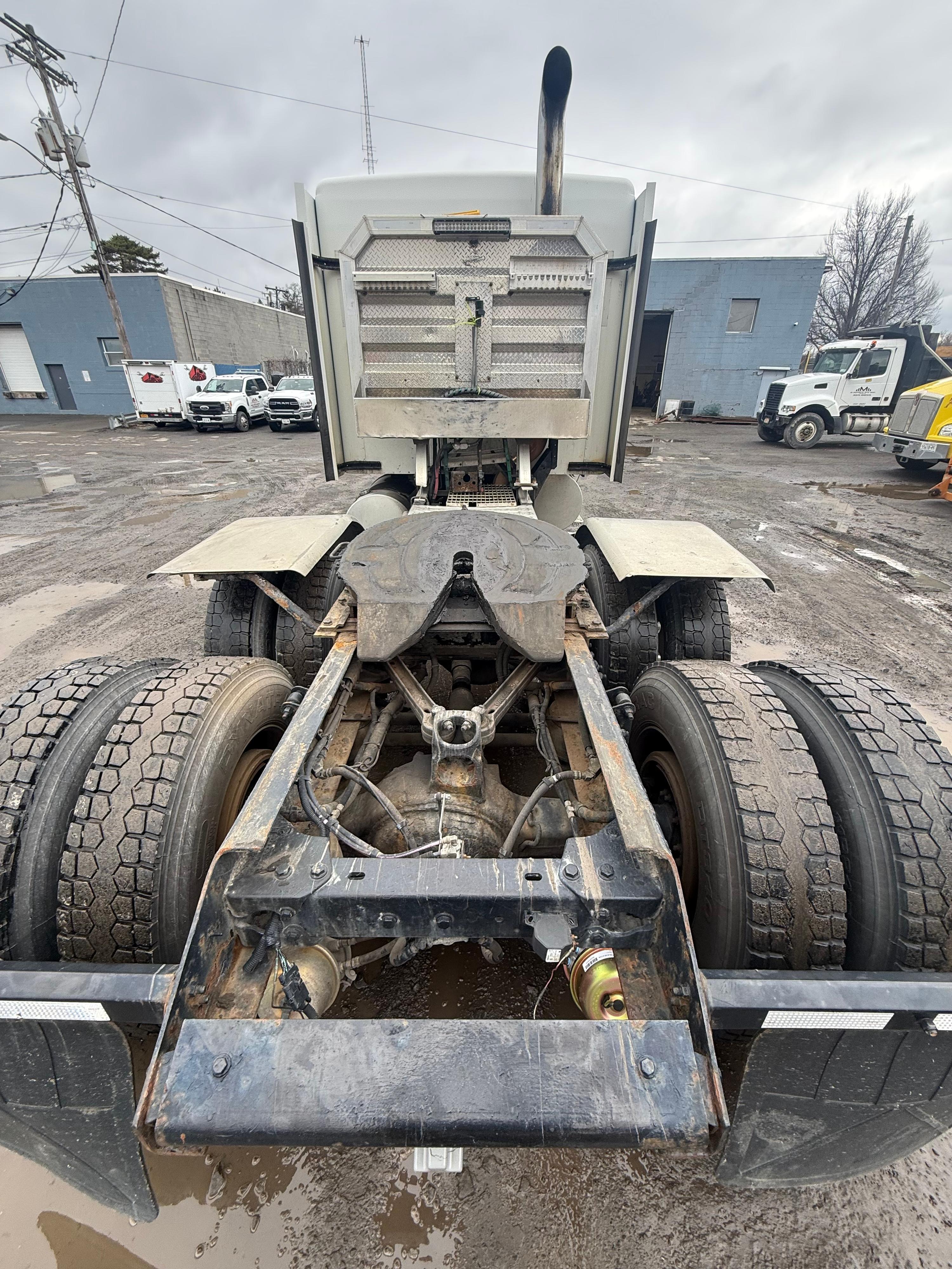 2008 Kenworth T880 - image 7