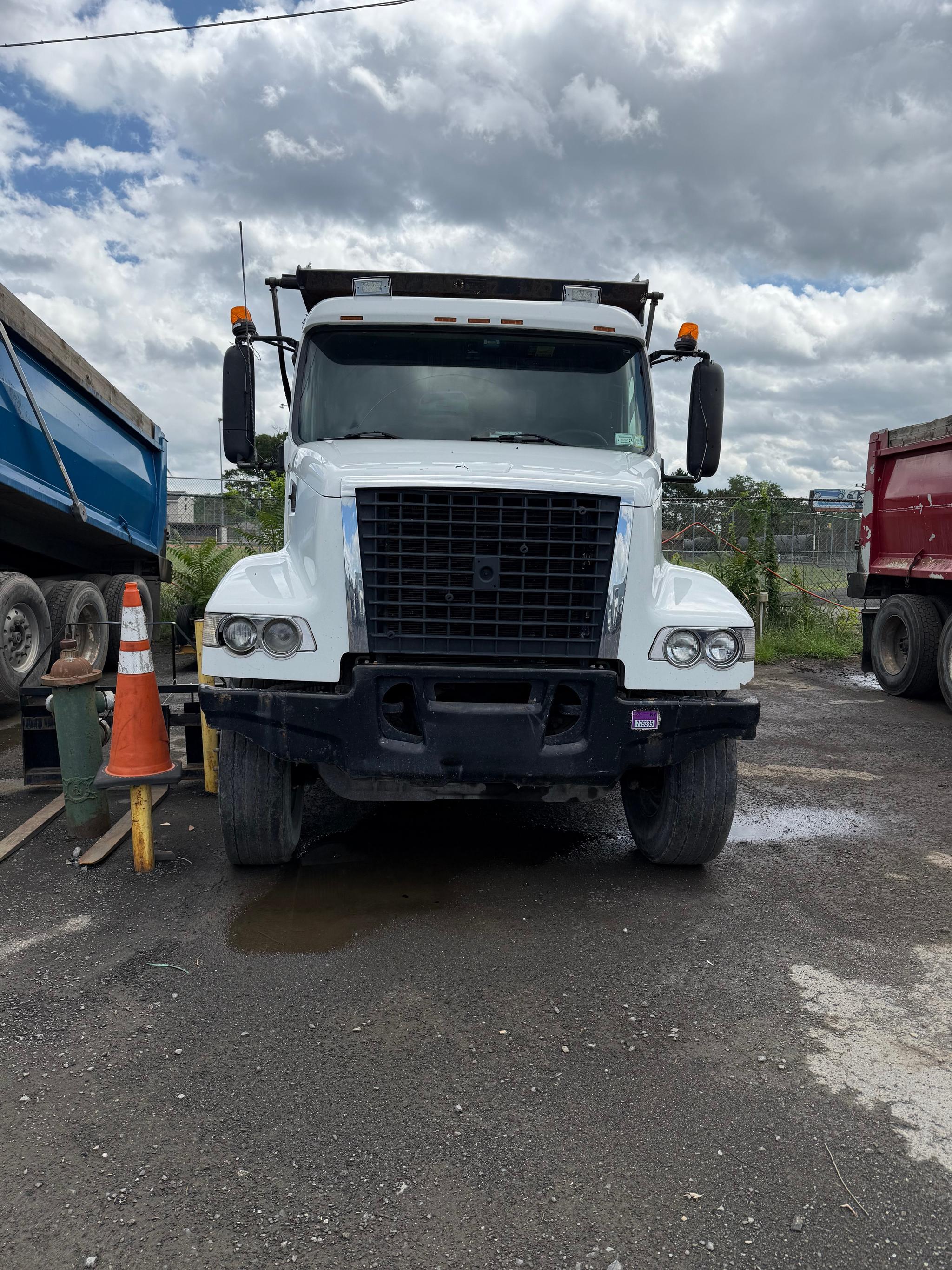 2002 Volvo Dump Truck - image 2