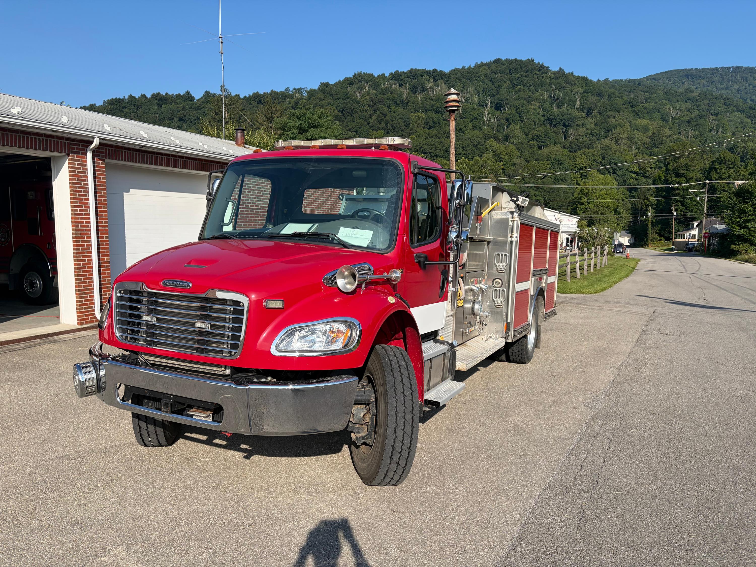 2018 Freightliner 4x4 Pumper - image 2