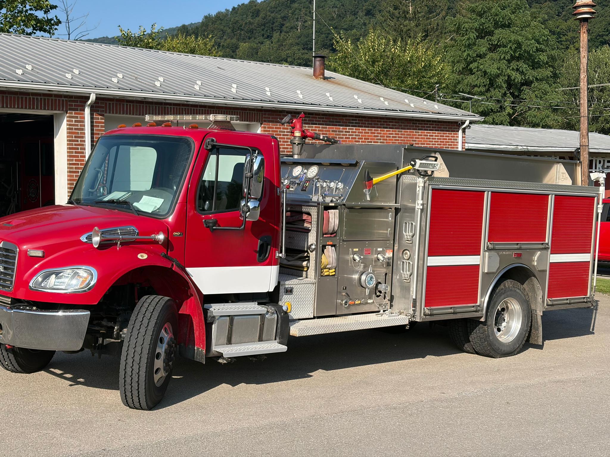 2018 Freightliner 4x4 Pumper - image 3