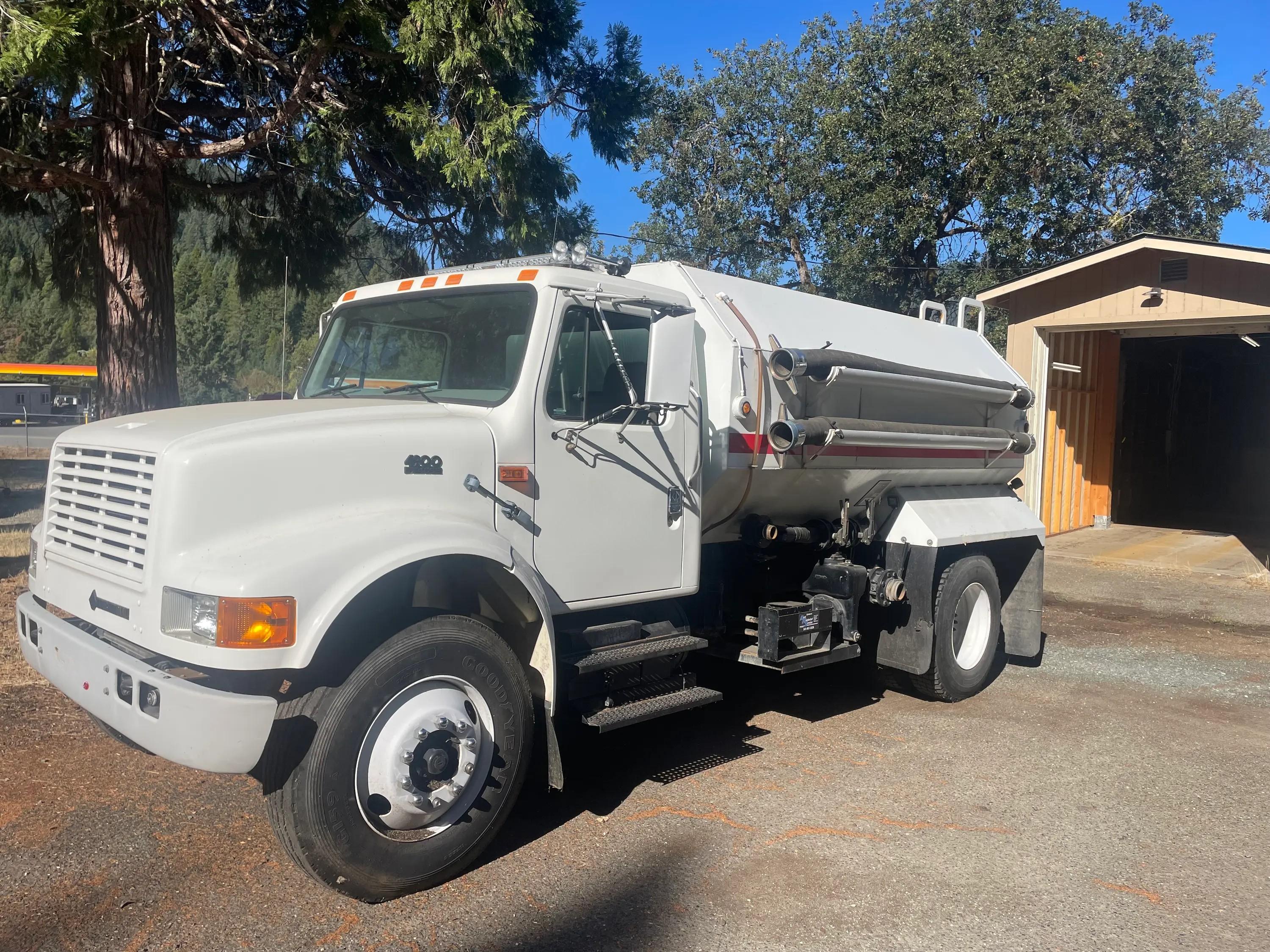 2000 International Tanker - image 2
