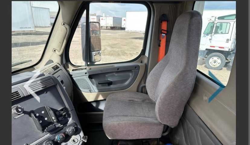 2016 Freightliner Cascadia with only 224,000 — photo 6