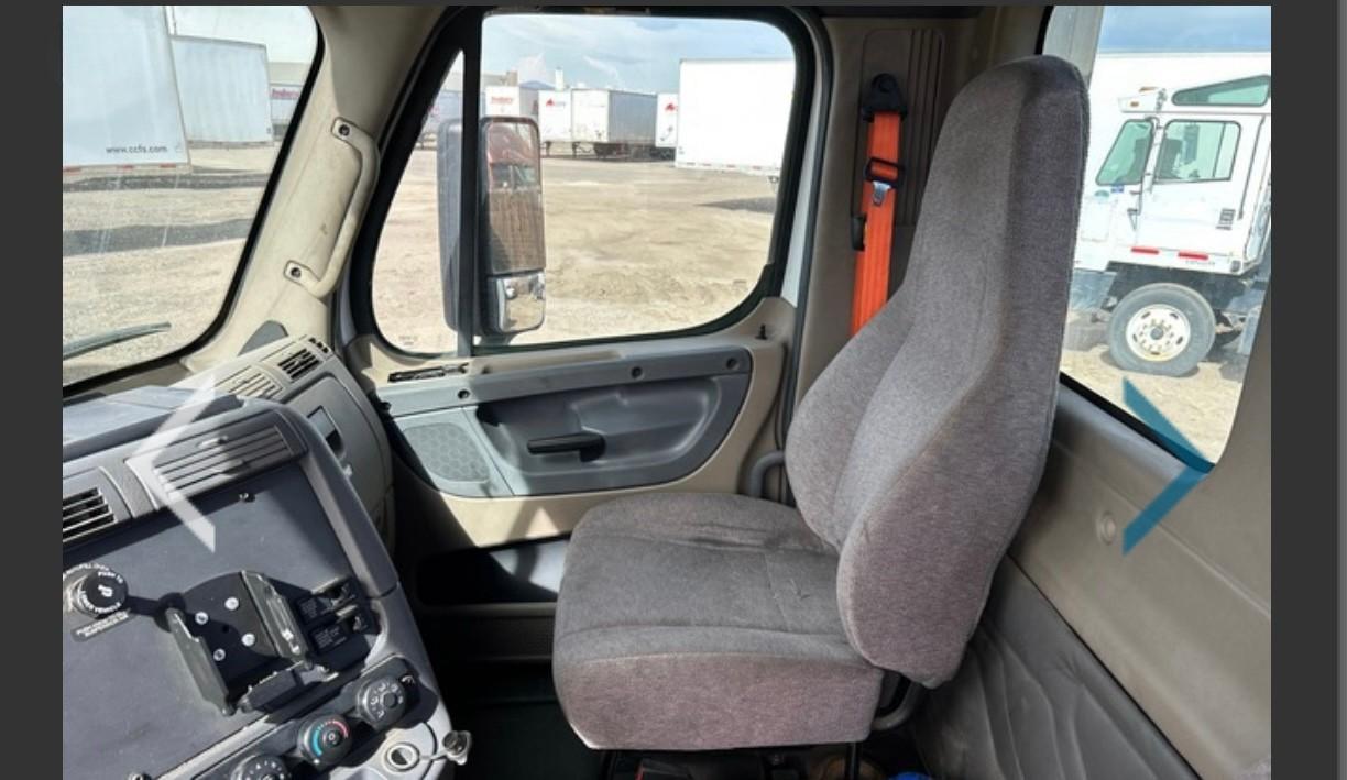 2016 Freightliner Cascadia with only 224,000 - image 6
