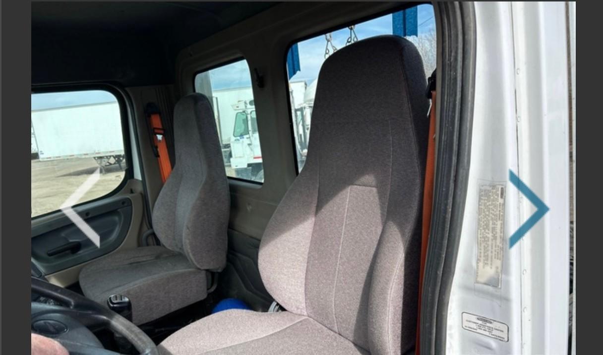 2016 Freightliner Cascadia with only 224,000 - image 5