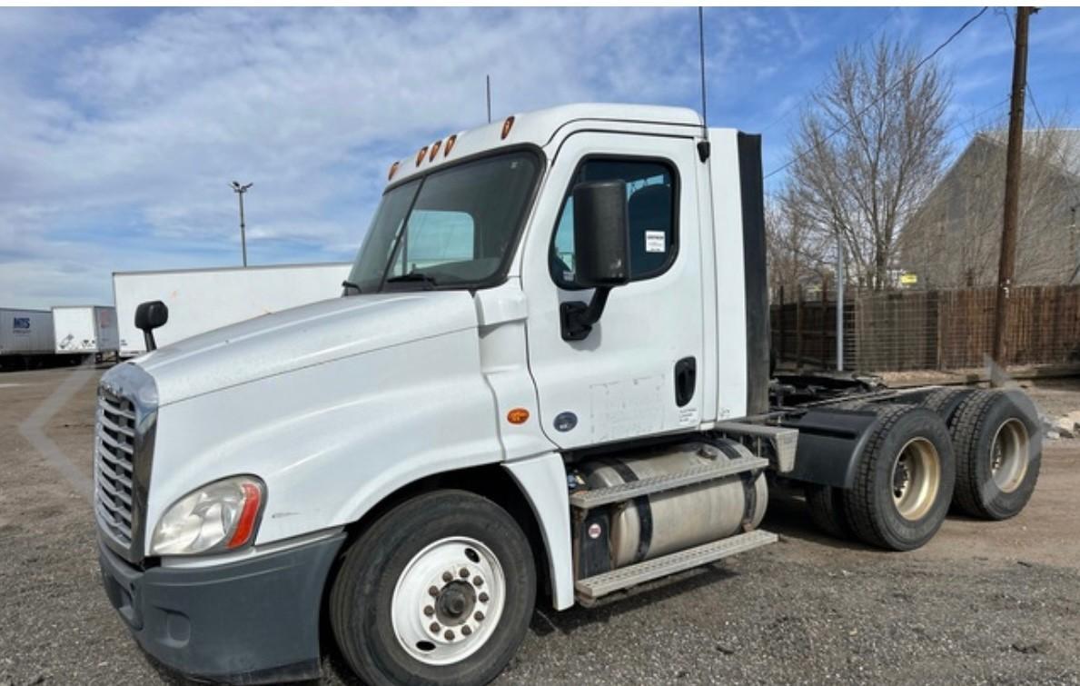 2016 Freightliner Cascadia with only 224,000 - image 1