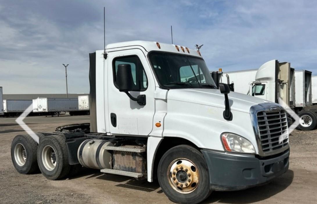 2016 Freightliner Cascadia with only 224,000 - image 2