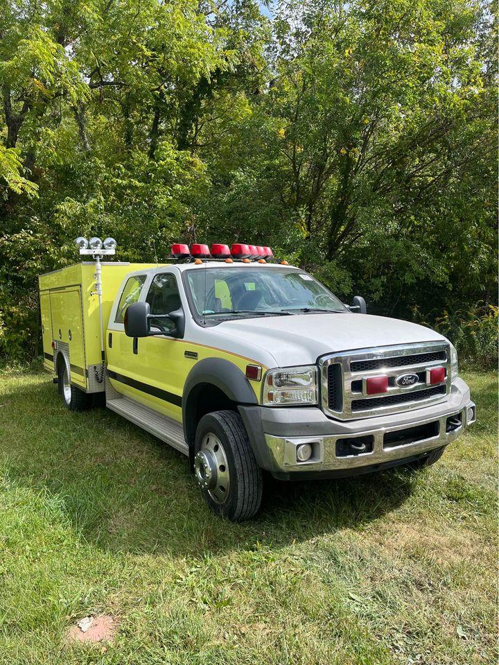 2006 Ford F-550 Super Duty Super Cab & Chassis Brush Truck - image 2