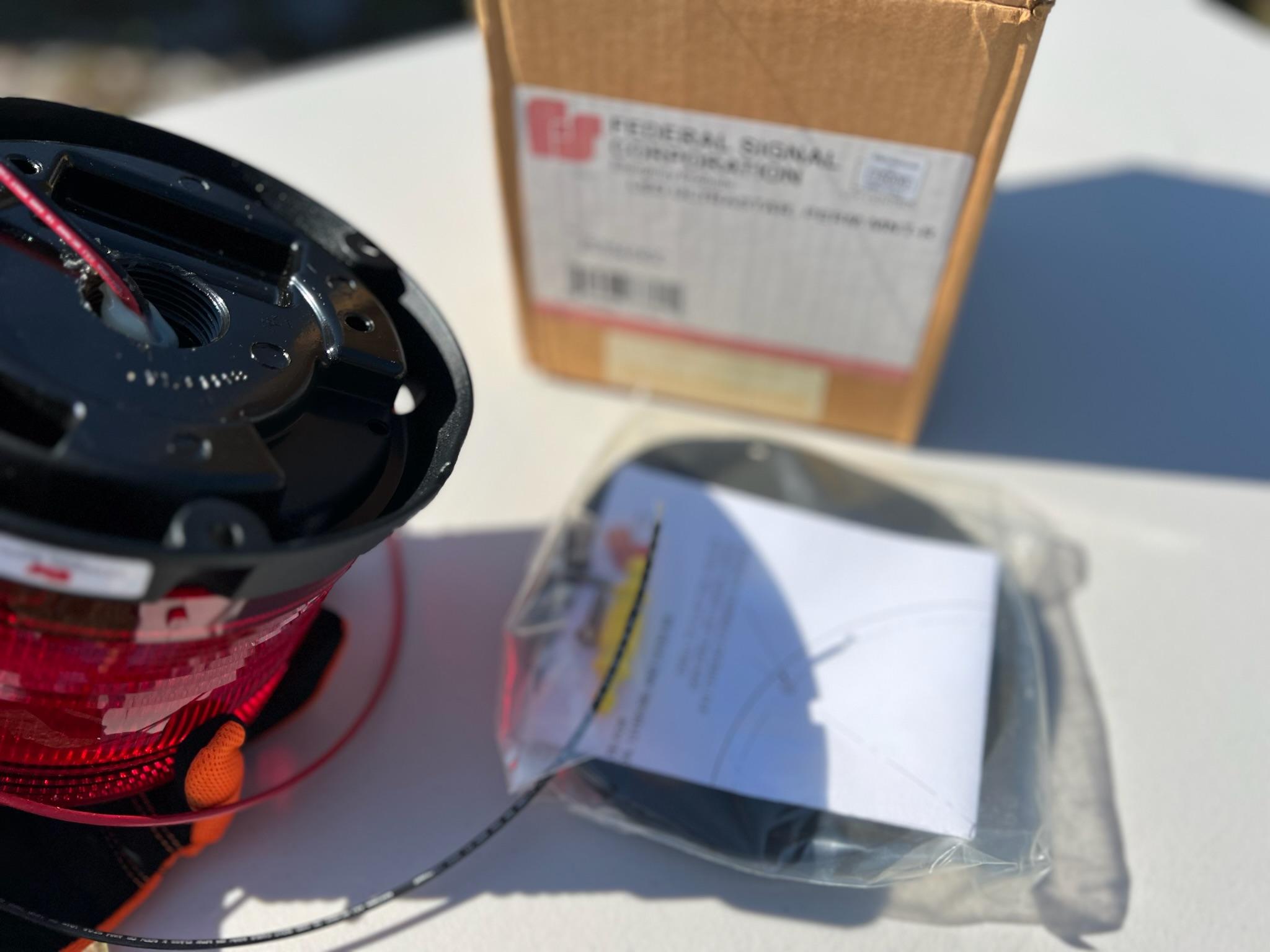 NEW Federal Signal Ultrastar LED Light (Model: 252654) - image 4
