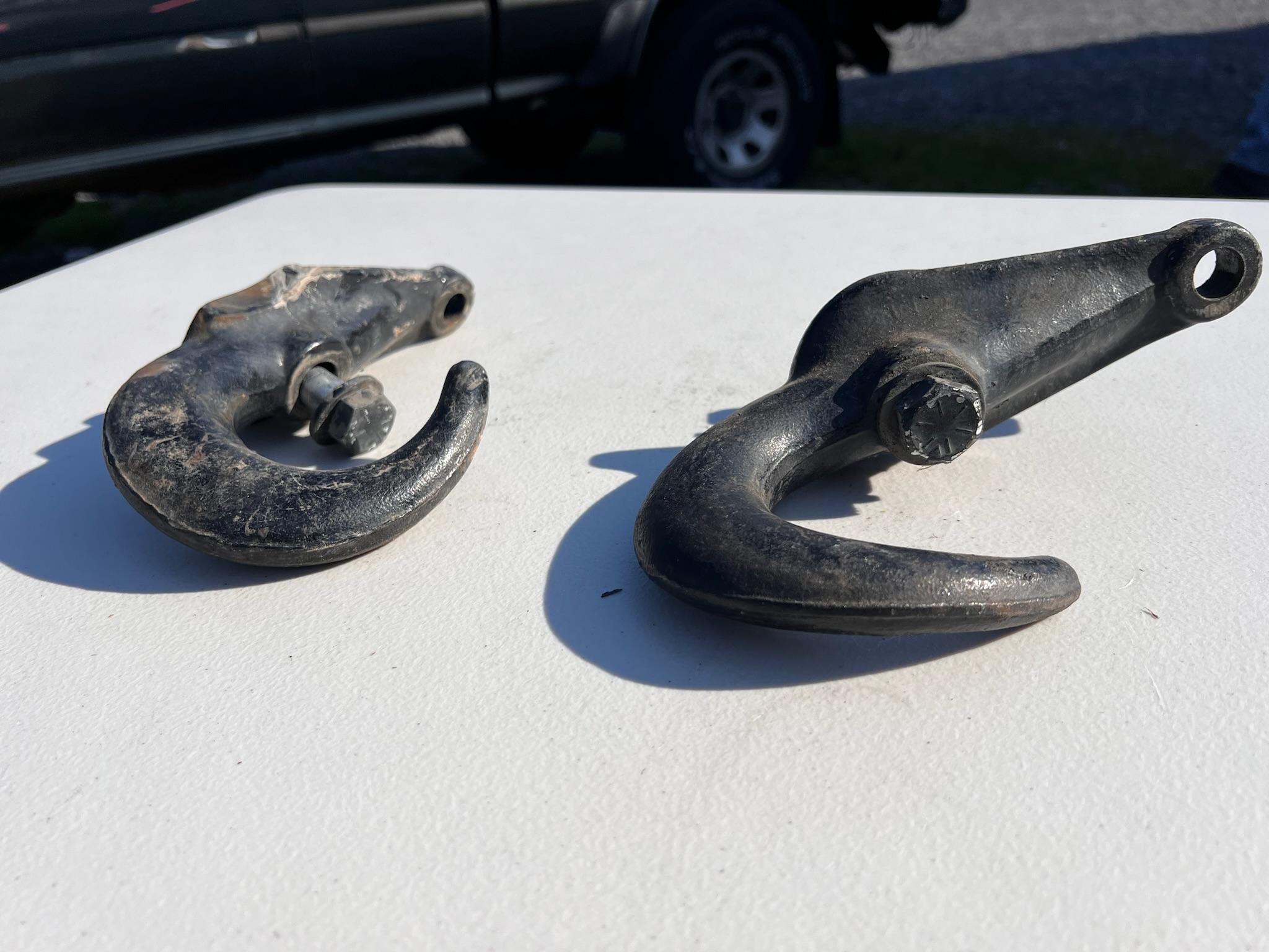 Set of 2 tow hooks - image 2
