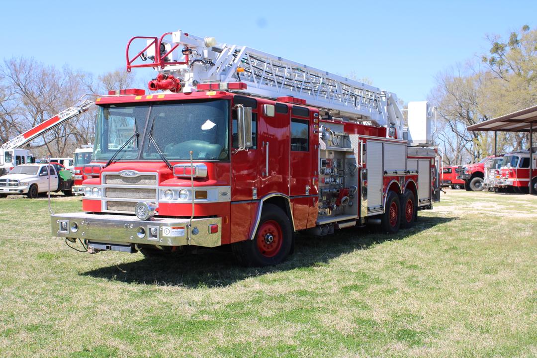 2005 Pierce Quantum 105' Quint 