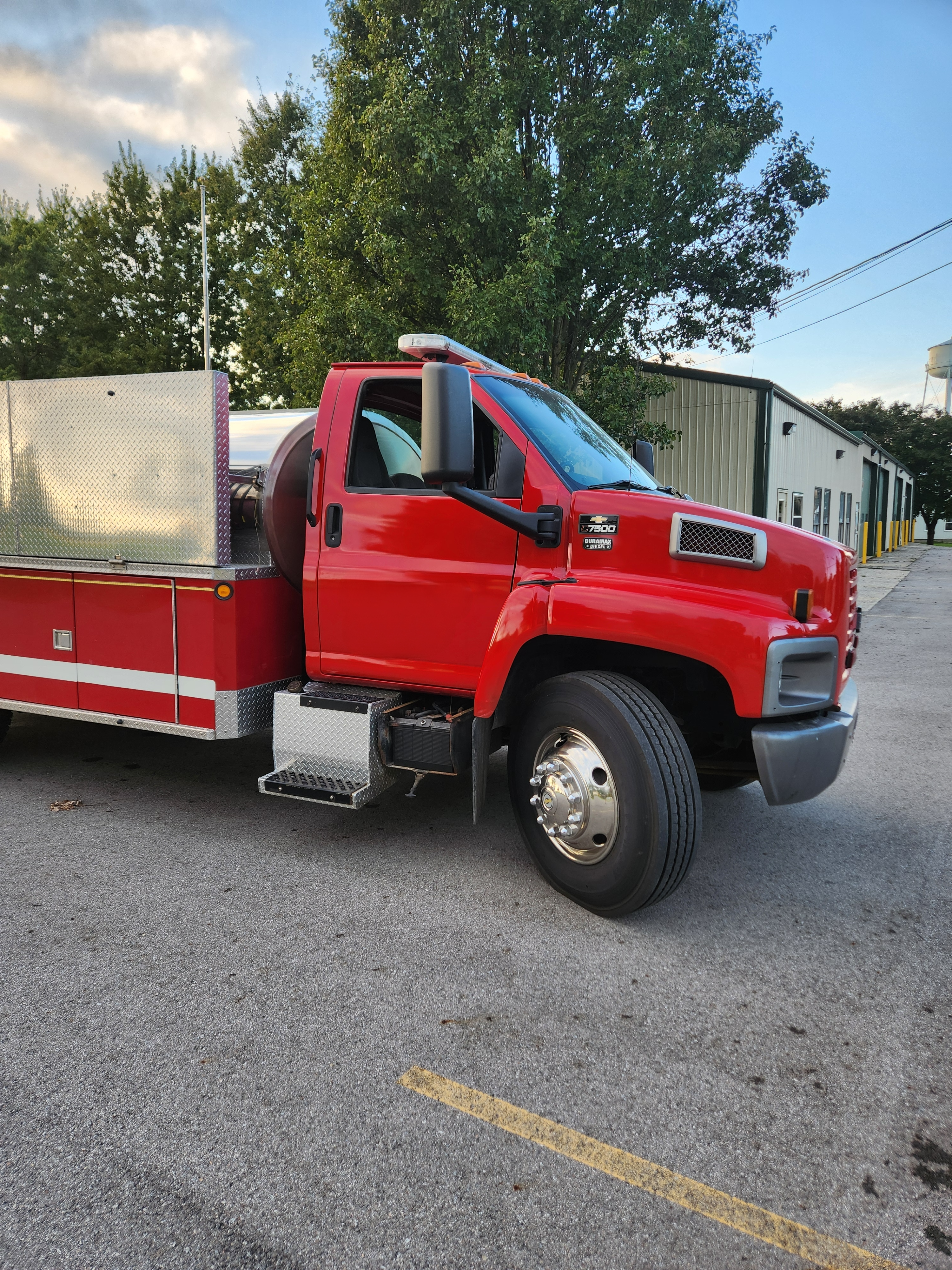 2004 Chevrolet C7500 Tanker - image 2