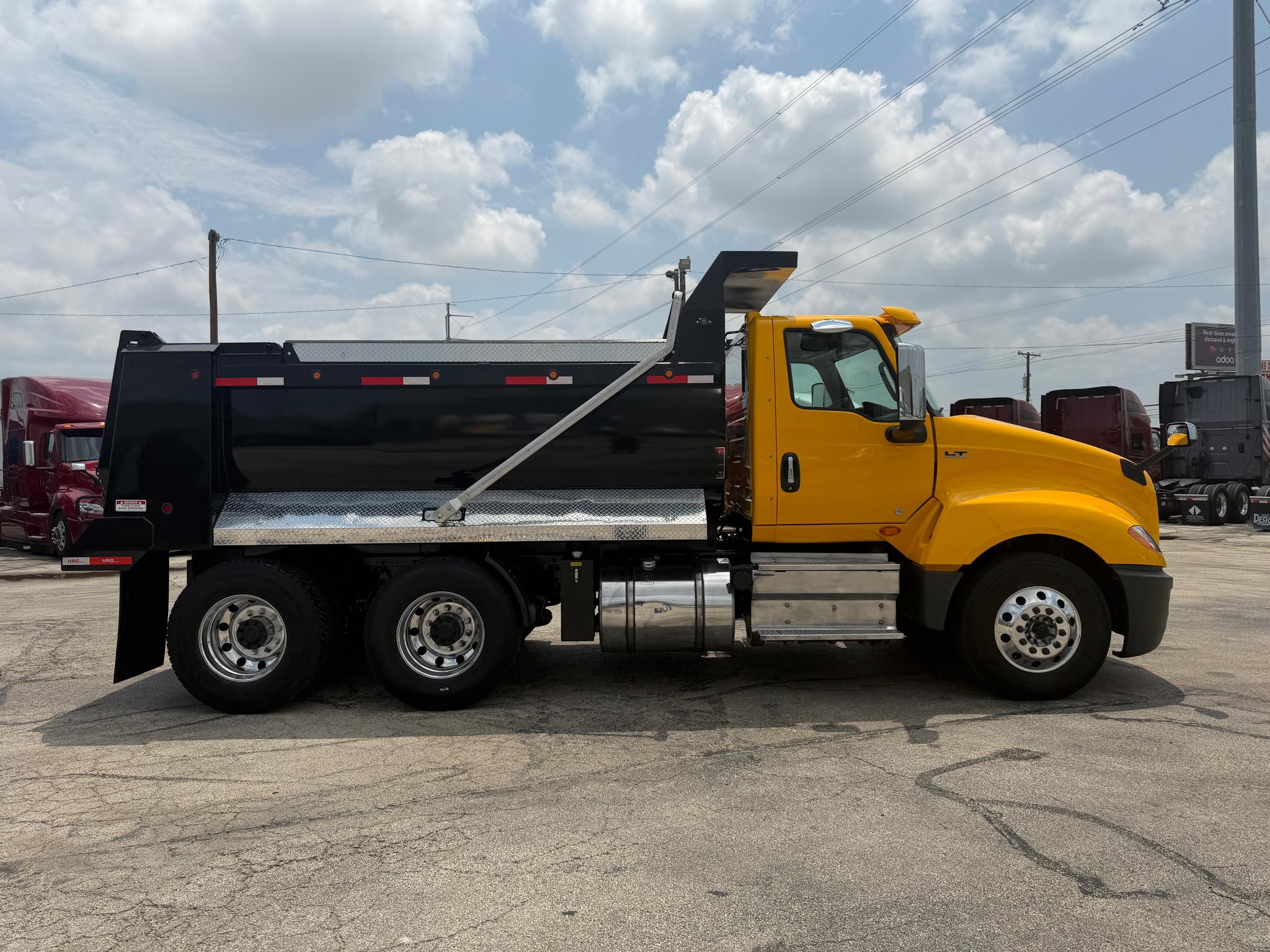 2021 International LT625 Dump Truck - image 2