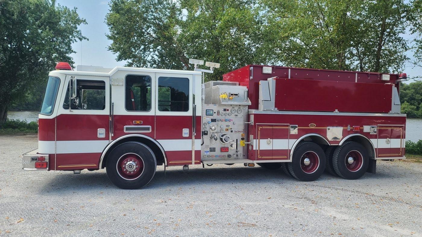 2005 KME 2800 Gallon Tanker - image 1